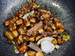 8、下饭首选—私家秘制红烧肉,待颜色炒均匀后加入冰糖、八角等剩余香料。