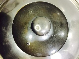 12、下饭首选—私家秘制红烧肉,加盖（防止香味跑出，中火继续炖煮）