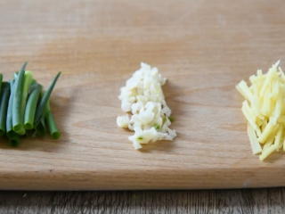 3、想保留最鲜美的滋味就这样吃——爆炒蛏子,葱切段、蒜切末、姜切丝