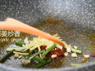 4、想保留最鲜美的滋味就这样吃——爆炒蛏子,热油锅倒入豆瓣酱炒至出油，倒入葱姜蒜爆香