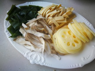 2、麻辣香锅,莲藕洗净去皮后切片，蘑菇撕成小块儿，海带和豆腐皮切长条。