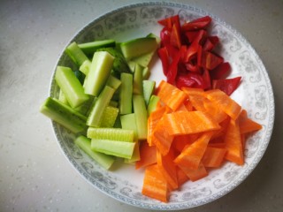 3、麻辣香锅,胡萝卜改斜刀，黄瓜切成块儿，彩椒切块儿。
