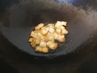 9、麻辣香锅,放入五花肉，小火煸炒至两面焦黄。