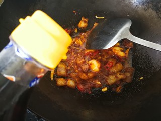 12、麻辣香锅,放入一茶匙老抽上色。