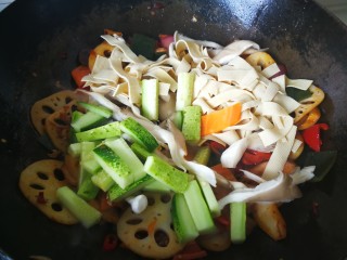 16、麻辣香锅,再放入豆皮，胡萝卜和蘑菇，大火翻炒均匀。