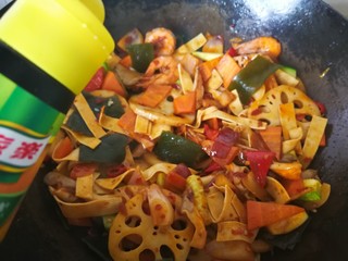 18、麻辣香锅,放入适量的生抽。