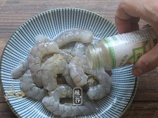 4、芦笋炒虾仁,放入适量胡椒粉，腌制十五分钟；