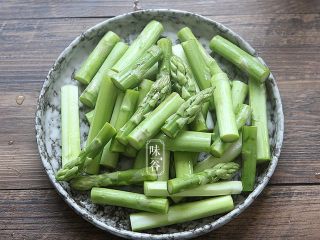 6、芦笋炒虾仁,芦笋洗干净后切段，末端老的部分不要；