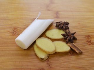 3、可乐鸡翅,准备大葱、生姜、八角、桂皮。