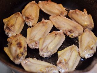 4、可乐鸡翅,锅中油烧热，中小火放入鸡翅。