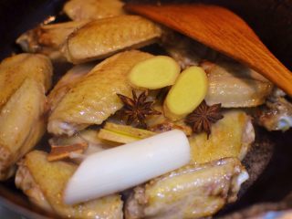 6、可乐鸡翅,放入大葱、生姜、八角、桂皮，大火炒出香味。