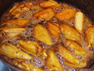 8、可乐鸡翅,倒入可乐与食材平齐。