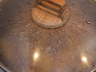 9、可乐鸡翅,盖上锅盖，小火焖煮15分钟。