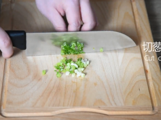 1、好喝到爆的番茄蛋汤，原来诀窍在这里！,切葱花备用