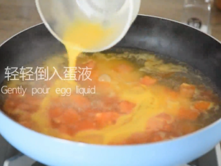 9、好喝到爆的番茄蛋汤，原来诀窍在这里！,轻轻倒入蛋液，成片时再搅动