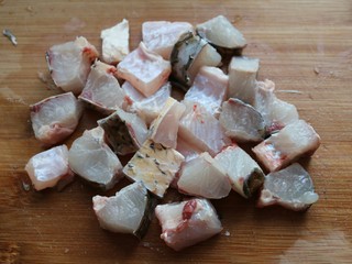 2、≈黄焖鱼块≈,再继续剁成小方块