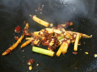 12、≈黄焖鱼块≈,锅内留少量油，加入豆瓣酱，葱段，姜丝，蒜蓉，红辣椒炒香