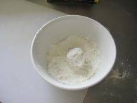 7、迷你黄金薯饼,揪成小剂子，在干面粉里滚一圈