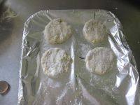 8、迷你黄金薯饼,压扁在铺了锡纸的烤盘上