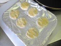 10、迷你黄金薯饼,在表面刷一层鸡蛋液