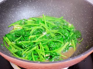 9、鸡蛋炒菠菜,翻炒均匀