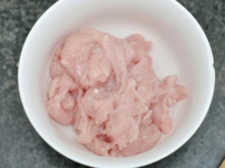 2、麻辣烫,瘦肉切片，加淀粉拌匀。