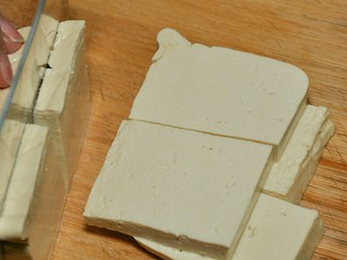 3、麻辣烫,豆腐切块。