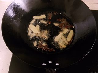 4、冷吃牛肉,倒入姜、八角、山奈炒出香味。