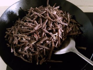 5、冷吃牛肉,倒入牛肉丝，迅速翻炒1分钟。