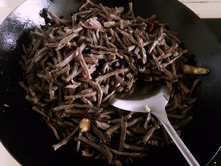 8、冷吃牛肉,继续快速翻炒。