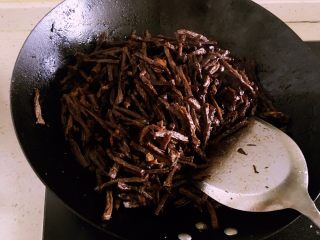 11、冷吃牛肉,.锅里汤汁炒干后，加少许糖均匀翻炒几下。