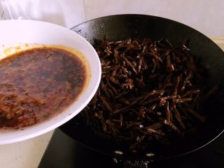 12、冷吃牛肉,提前准备好辣椒油（油熟后，倒入颗粒较粗的辣椒粉，大约30秒，时间久了容易糊）