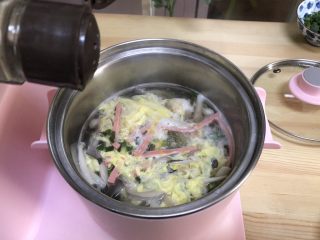 10、三鲜菌菇汤,加入香菜末，胡椒粉和盐调味。
