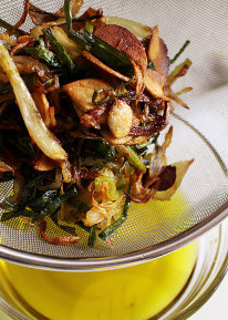 7、葱油酥香干拌面,取漏网,将熬好的葱油与炸香的辛料葱渣分开储存