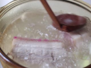 8、绿色美食+豆豉香干回锅肉,煮至水开，捞出浮沫。