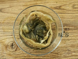 2、梅菜扣肉,梅菜干洗干净后用水浸泡一会，不要泡太久以免把菜干的香味泡没了 。