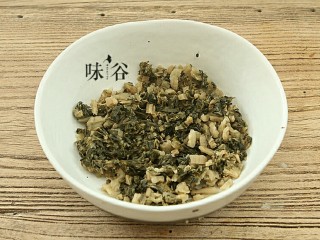 3、梅菜扣肉,泡好后剁碎备用；