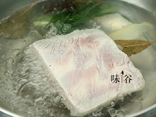 4、梅菜扣肉,锅内烧水，放入八角，姜片，香叶，五花肉煮五分钟 。