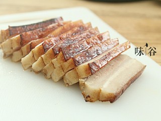 8、梅菜扣肉,放凉了的五花肉切片，大概一厘米厚。