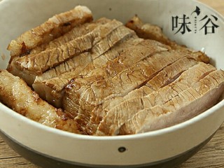 9、梅菜扣肉,肉皮朝下码好在碗里。