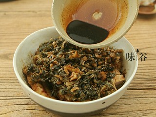 11、梅菜扣肉,炒好的梅菜铺在码好的肉片上面，淋上刚才配好的酱汁 。