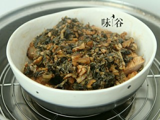 12、梅菜扣肉,下锅蒸45分钟即可。