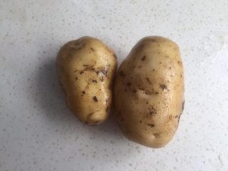 1、土豆丝饼,土豆两个洗洗刷去泥土准备好。