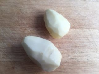 2、土豆丝饼,洗净后用刨刀刨去土豆皮。