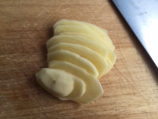 3、土豆丝饼,先切成0.3cm厚的薄片。（薄比厚好！）