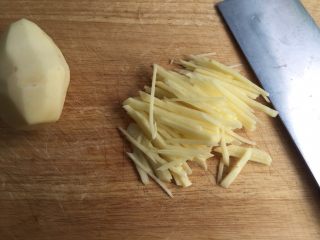 4、土豆丝饼,然后再切成同样宽度的丝儿。丝儿细一点容易煎熟。