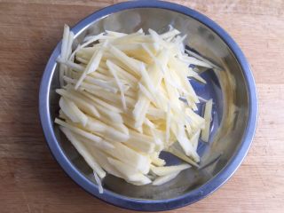 5、土豆丝饼,土豆丝切好备用。（土豆丝切好不能用水洗，因为淀粉被洗掉的话就没有黏结性了！切记）
