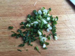 6、土豆丝饼,把葱洗净，葱花切好备用。