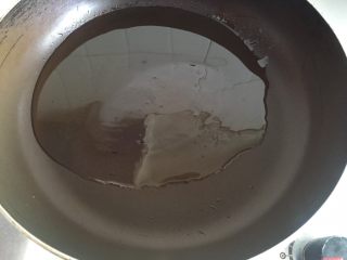 7、土豆丝饼,平底锅烧热，放入30--40克油。