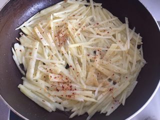 10、土豆丝饼,撒适量辣椒面。我只需微辣，只放一点点。